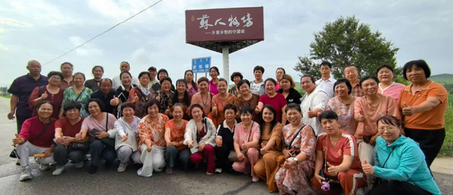 7、苏人牧场山门合影.jpg