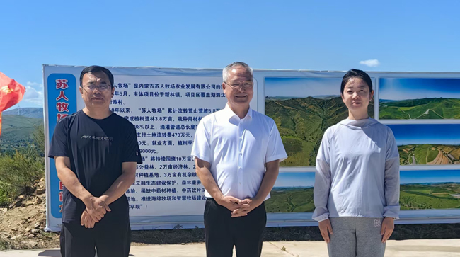 3县委书记张志刚，县长迟亚玲与苏总合影留念.jpg