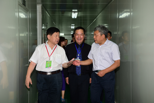 8李玉院士参观锦华生产线.JPG